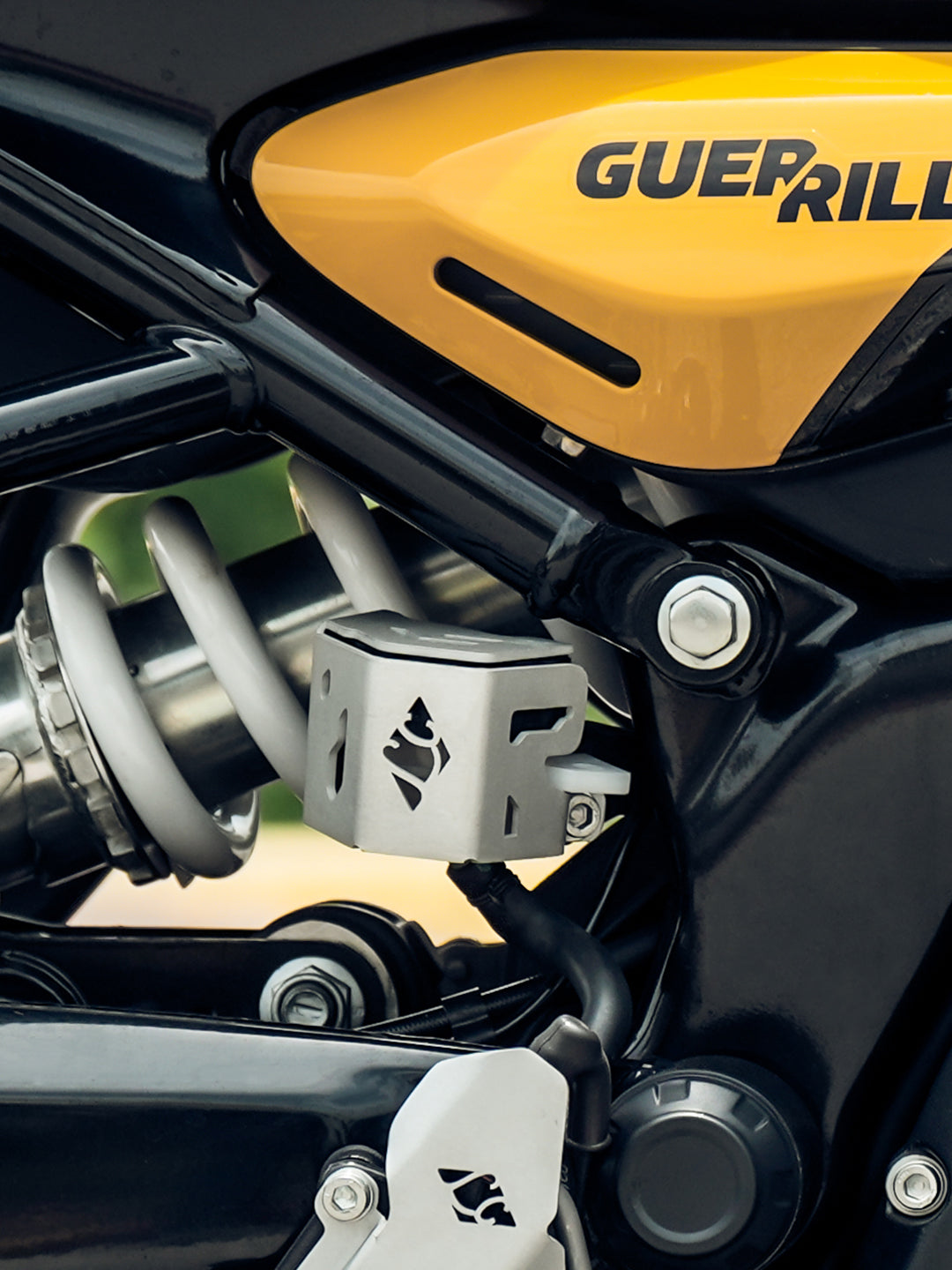 LCB RE Guerrilla 450 Casque Rear Oil Cap