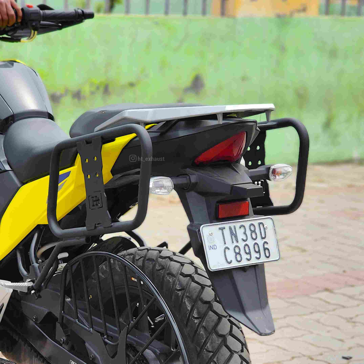 SADDLE STAY V STROM SX 250 BLACK WITH JERRY CAN MOUNT EACH SIDE – SB 683 / Ht Exhaust